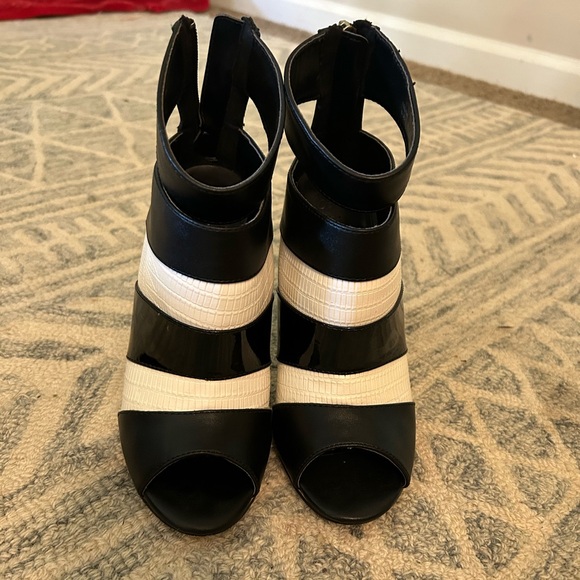 Stiletto, open toed booties size 6 - Picture 3 of 4